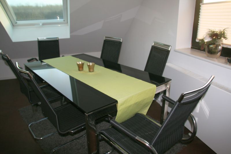 Im modern eingerichteten Esszimmer können Sie mit bis zu 6 Personen zusammensitzen.